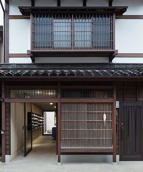 CASE-REAL aesop fits within a renovated traditional japanese townhouse Japanese Windows Traditional, Haunted Japan, Japan Architecture Traditional, Japanese Townhouse, Japanese Facade, Kyoto Machiya, Japanese Window, Japanese Dollhouse, Japanese Exterior