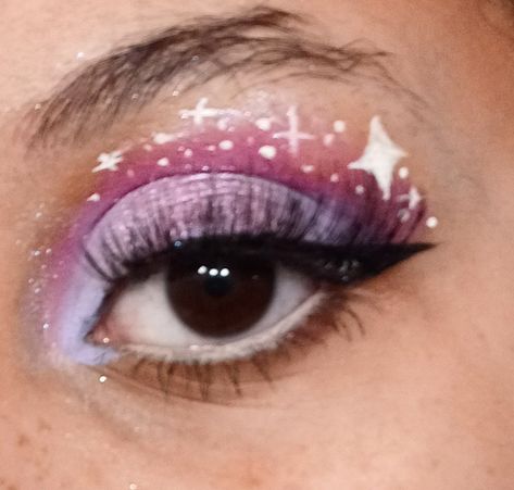 purple sparkles eyeshadow with stars.I took some inspiration for like 5 other makeup looks but probably no one will see this so I wouldn't add them for now Twilight Sparkle Costume, Sparkle Makeup, Sparkle Eyeshadow, Girly Makeup, Purple Sparkle, Dope Makeup, Cosplay Makeup, Twilight Sparkle, Makeup Looks