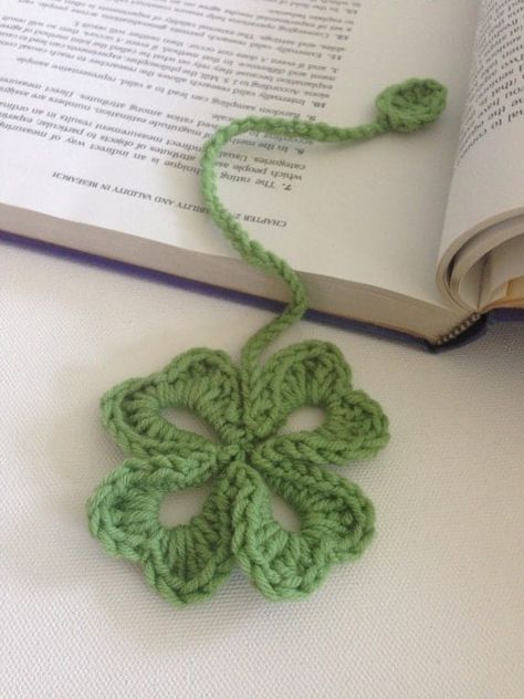 Small Practical Crochet Projects, Crochet Mini Gift Ideas, Mini Crochet Projects Ideas, Crochet Lucky Charm, What To Crochet With Green Yarn, Crochet Mini Things, Crochet Key Chains Free Pattern, Crochet Mini Projects, Crochet Shamrock Free Pattern