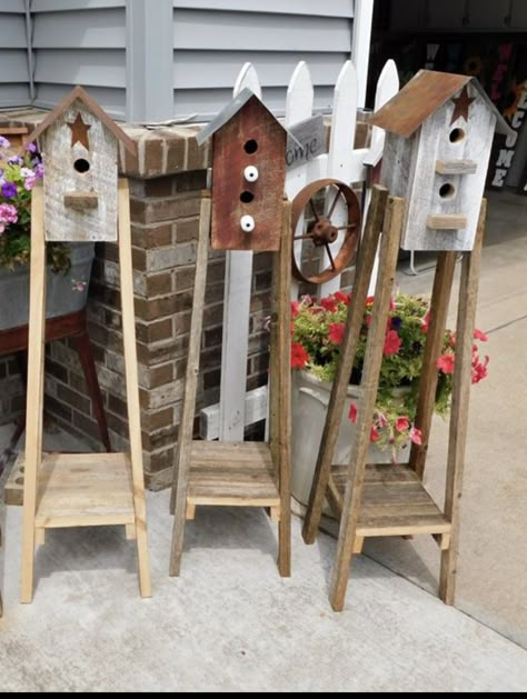 Pallet Bird Houses Diy, Tall Bird Houses, Wood Garden Projects, Scrap Wood Birdhouse, Pallet Wood Bird House, Birdhouse Stand, Pallet Wood Bird Feeder, Bird House Fence Picket, Birdhouse Craft