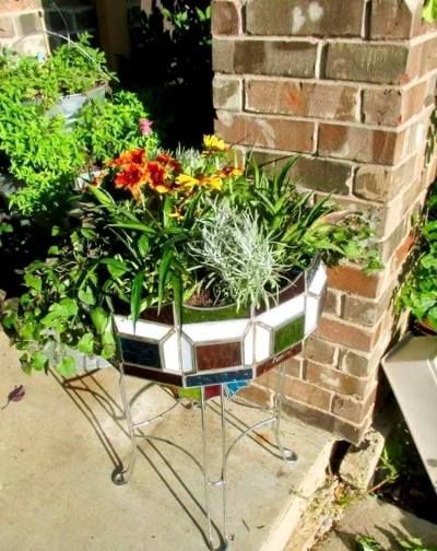 Bold and vibrant planters, from old | Flea Market Gardening Light Fixtures Diy, Stain Glass Lamp, Lamp Craft, Garden In Containers, Indoor Garden Rooms, Recycled Garden Decor, Plant Stand Ideas, Tiffany Lamp Shade, Backyard Art