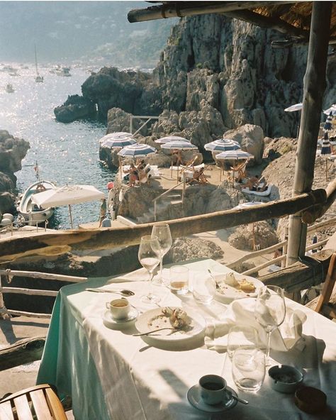 Decor, Flowers & Capri, Italy 𝒟𝒶𝒾𝓁𝓎 𝐼𝓃𝓈𝓅𝒾𝓇𝒶𝓉𝒾𝑜𝓃. Capri Italy, Travel Inspo, Pretty Places, Oh The Places Youll Go, Amalfi Coast, Dream Destinations, Travel Aesthetic, Land Scape, Dream Vacations