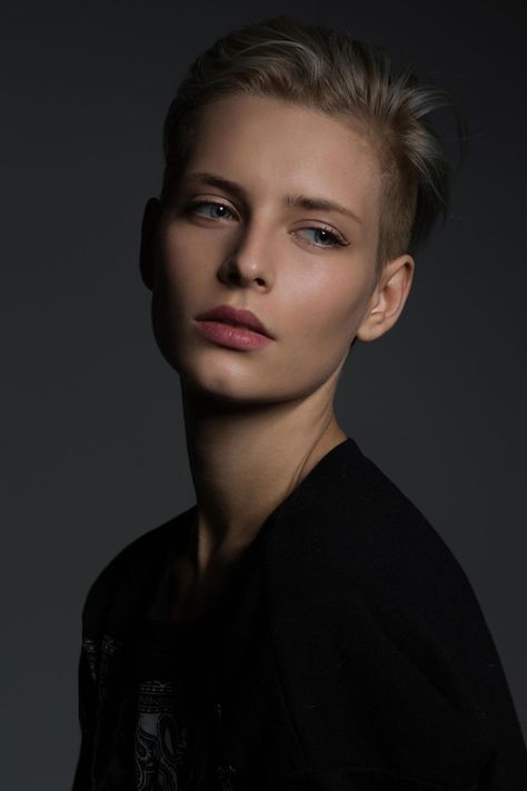 Stacked Haircut, Low Maintenance Short Haircut, Androgynous Girls, Androgynous Women, Hot Topic Clothes, Androgynous Models, Long White Hair, Queer Fashion, Gibson Girl