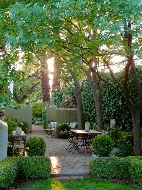 Summer 19, Secret Gardens, Have Inspiration, Tables And Chairs, Beautiful Backyards, Courtyard Garden, Garden Cottage, Outdoor Dining Area, Small Gardens