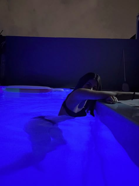 Night Time Pool Pictures, Pool In Night, Night Pool Photoshoot, Night Pool Pictures, Pool At Night, Pool Poses, Female Martial Artists, Summer Poses, Pool Picture