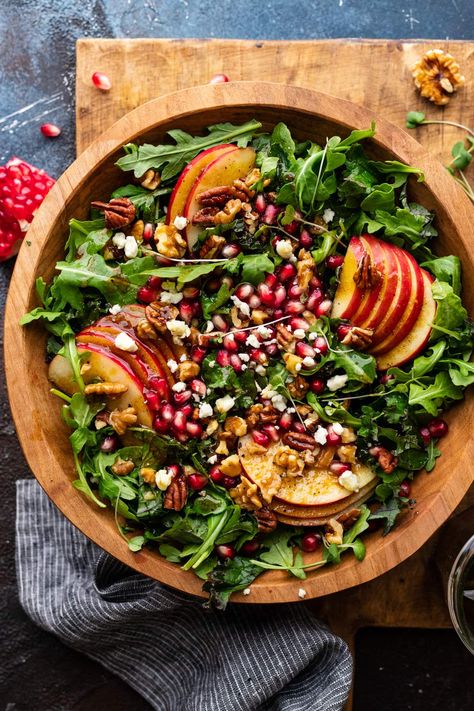 The most delicious apple pomegranate salad! Full of crisp apples, and sweet pomegranate seeds, served with a simple balsamic dressing. Pomegranate Apple Salad, Apple Pomegranate Salad, Salad Pomegranate, Harvest Salad Recipes, Kale Apple Salad, Apple Pomegranate, Passover Menu, Easy Family Dinner Ideas, Fall Salads