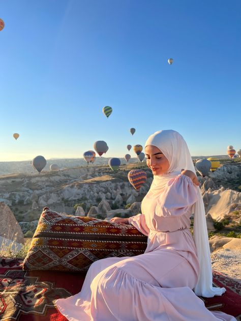 Hijabi Vacation Outfits, Hijabi Travel, Travel Girl Aesthetic, Turkey Travel Photography, Turkey Vacation, Vacation Clothes, Couples Vacation, Travel Girl, Couple Pose