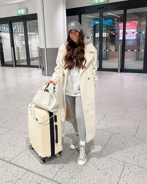 What To Wear In 50-Degree Weather? 30 Chic Outfit Ideas #winteroutfits #wintertrends #outfittrends 50 Degree Weather Outfit, Degree Outfit, Airport Outfit Winter, Winter Warm Outfits, Airplane Outfits, Winter Travel Outfit, Chic Outfit Ideas, Winter Fashion Outfits Casual, Outfit Trends