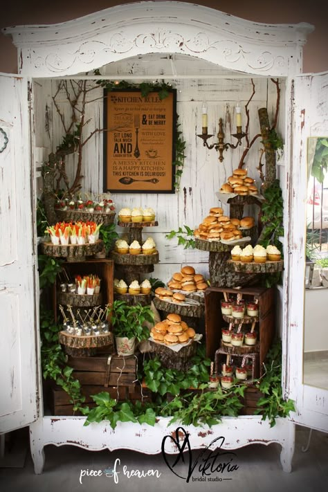 Food Display For Wedding, Rustic Food Display Table, Outdoor Food Display Ideas, Wood Slice Food Display, Formal Outdoor Party, Rustic Outdoor Party Decorations, Vintage Wedding Food Table, Wedding Pizza Oven, Weddings In November Ideas