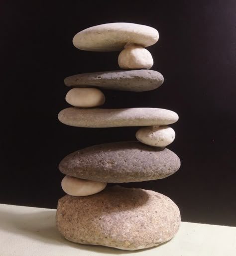 Quartz Rock Crafts, Rock Sculptures Garden Stone Art, Rock Decor Home, Stone Crafts Ideas Home Decor, Stone Decoration Ideas, Heart Rocks Display Ideas, Crafts With Rocks, Rock Art Ideas River Stones, Things To Do With Rocks