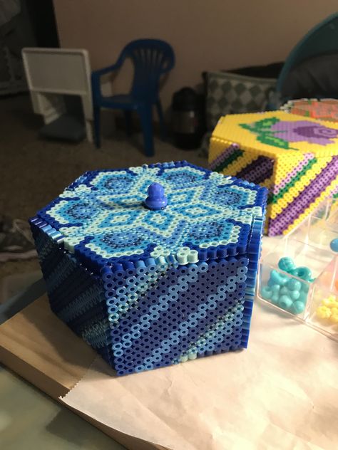 Perler Bead Box Pattern, Perler Bead Shelf, 3d Pyssla, Hannah Ideas, Colorful Art Projects, Melt Beads, Hama Art, Diy Kandi Bracelets, Diy Kandi