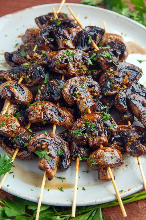 Balsamic Garlic Grilled Mushroom Skewers Mushroom Skewers, Vegetarian Bbq, Marinated Mushrooms, Skewer Recipes, Grilled Mushrooms, Resep Diet, Salad Pasta, Barbecue Recipes, Grilled Vegetables