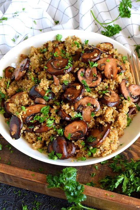 Fluffy Quinoa, Quinoa Recipes Easy, Salad Quinoa, Mushroom Quinoa, Quinoa Recipes Healthy, Mushroom Recipes Healthy, Resep Salad, Calorie Meals, Resep Diet