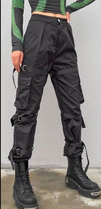 Pants With Ribbon, Alternative Streetwear, Celana Fashion, Hipster Grunge, Cargo Pants Outfit, Black Cargo Pants, Tomboy Style Outfits, Black Cargo, Tomboy Fashion