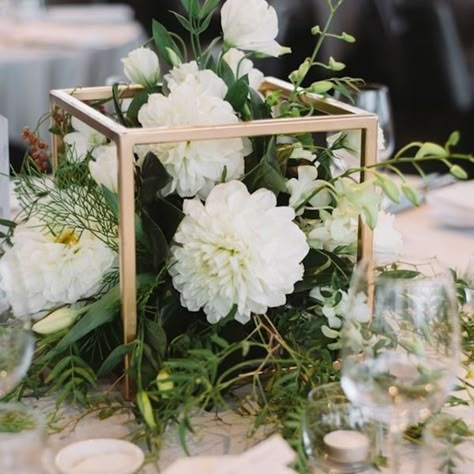 Simple Centerpiece, Rustic Wedding Decorations, Wedding Floral Centerpieces, Flower Centerpieces Wedding, Table Designs, Wedding Table Decorations, Wedding Tables, Wedding Table Centerpieces, Centerpiece Ideas