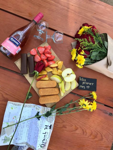 Flores, rosas, vino, fruta, cartas, madera Picnic Planning, Picnic Ideas, Birthday Inspo, Cheese Board, Dates, Tumblr, Birthday, Art