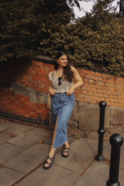 A girl with brown hair poses in front of a red brick wall wearing a crochet top, denim midi skirt and black platform sandals Boho Summer Outfit, Denim Midi Skirt Outfit, Easy Summer Outfit, Boho Summer Outfits, Midi Skirt Outfit, Simple Summer Outfits, Boho Fashion Summer, Denim Maxi, Denim Midi Skirt