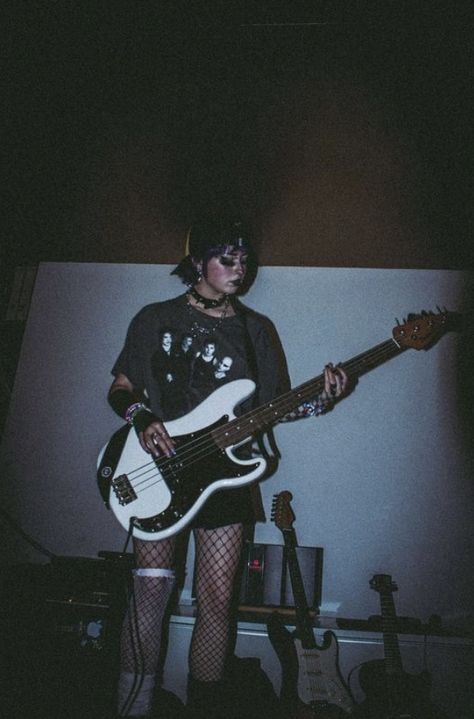 Madeleinecore Aesthetic, Band Grunge Aesthetic, Real Grunge 90s Aesthetic, Aesthetic Grunge Photos, Bass Aesthetic Grunge, Grunge Lifestyle Aesthetic, Skater Girl Aesthetic Grunge, School Aesthetic Grunge, Grunge Metal Aesthetic