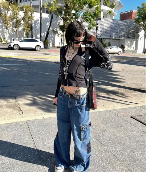 Deftones Gf Outfit, Alt Outfits Jeans, Jnco Jeans Outfit Women, Early 2000s Grunge Fashion, Dirtbag Aesthetic Outfits, 2000 Grunge Outfits, Low Rise Pants Outfit, Early 2000s Grunge, Outfit Grunge