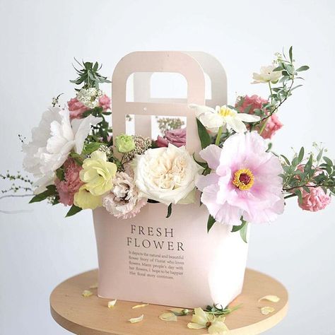 Bag Flower Arrangement, Plant Carrier, Paper Bag Flowers, Happy Birthday Bouquet, Pink Bags, Flower Box Gift, Cheap Gift, Birthday Bouquet, Flower Gift Ideas