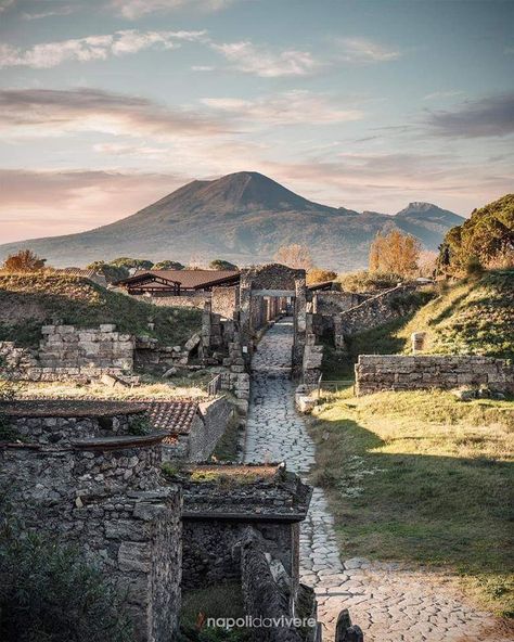 Life In Ancient Rome, Naples Pompeii Italy, Ancient Italy Aesthetic, Pompeii Italy Aesthetic, Pompeii Aesthetic, Pompeii Pictures, Pompeii Bodies, Herculaneum Italy, Pompeii Volcano