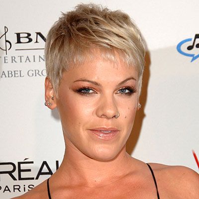 P!nk Hairstyles, Pink Singer Hairstyles, Pink's Hair, Pink Haircut, Pink Short Hair, Pink Singer, Funky Short Hair, Short Hair Pixie Cuts, Super Short Hair