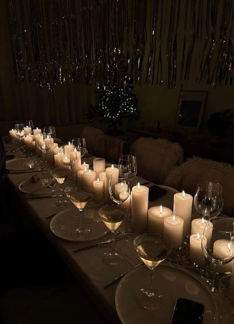 Private Dinner Party Decor For Men, Candle Light Dinner Party, Private Birthday Dinner Party, Silver Dinner Party, Birthday Dinner Party Table Settings, Fancy Dinner Party Aesthetic, 30th Birthday Dinner Party, Birthday Dinner Ideas, Classy Birthday Party