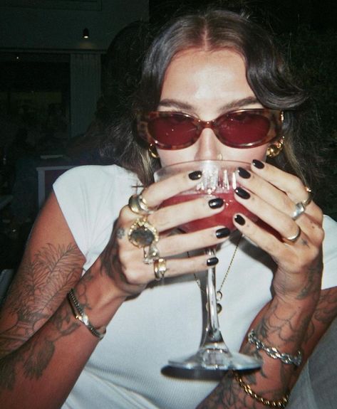 Estilo Vanessa Hudgens, Disposable Camera, Dirty Martini, Mia 3, Foto Ideas Instagram, Vanessa Hudgens, Instagram Inspo, Insta Photo Ideas, Party Girls