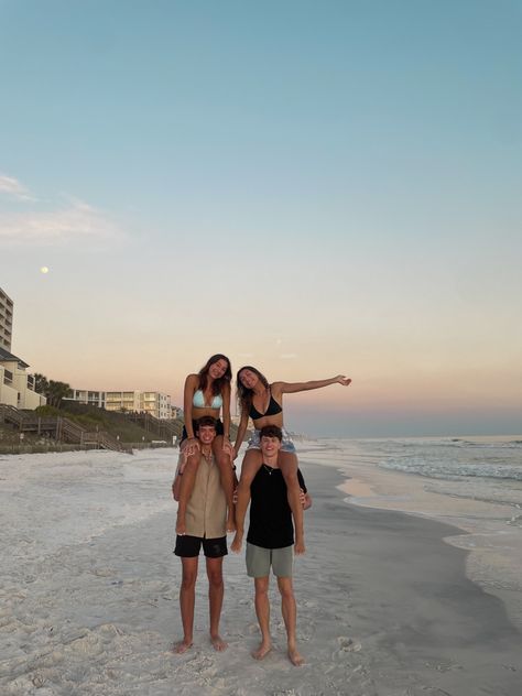 Spring break, friends, sunset, beach photos Double Date Poses, 2 Couples Friends, Spring Break Friends Photo Ideas, Destin Beach Pictures, Spring Break Couples Pictures, Spring Break Aesthetic Party, Florida Spring Break Aesthetic, Spring Break Photo Ideas, Friend Beach Trip