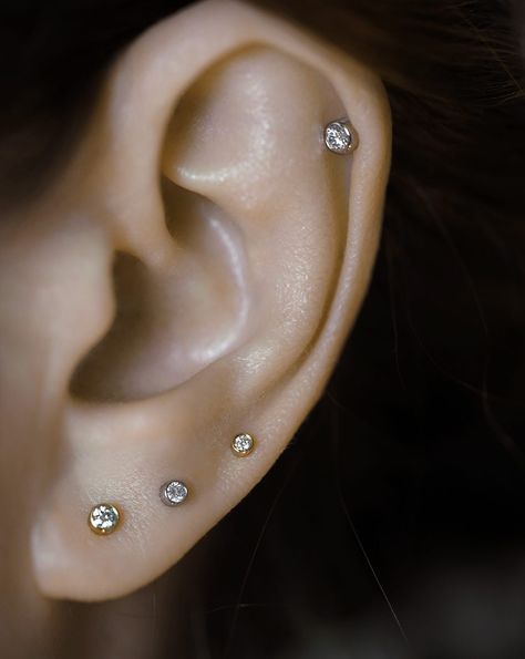 Ear Stack Ideas For 2025 Ear Piercing Design Ideas, Elegant Piercings Ears, Helix Piercing Stud, Ear Inspiration, Helix Studs, Diamond Piercing, New Ear Piercing, Ear Stacking, Layered Earrings