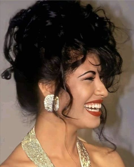 SELENA QUINTANILLA Selena Quintanilla Makeup, Selena Purple Outfit, Selena Quintanilla Outfits, Selena Quintanilla Fashion, Selena Pictures, Selena Q, Selena Quintanilla Perez, Selena Quintanilla, Hair Reference