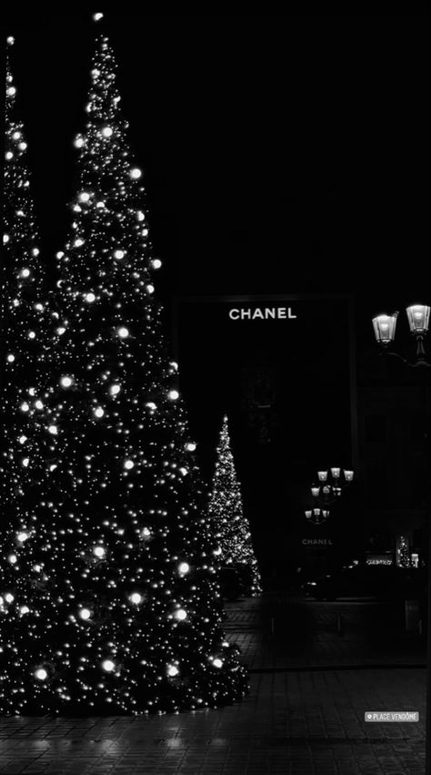 Black Christmas Astethic, Chanel Christmas Wallpaper, Dior Christmas Wallpaper, Dark Christmas Aesthetic Wallpaper Iphone, Christmas Wallpaper Black And White, Black And White Christmas Wallpaper, Christmas Dark Aesthetic, Christmas Backgrounds Wallpapers Desktop, Black And White Christmas Aesthetic