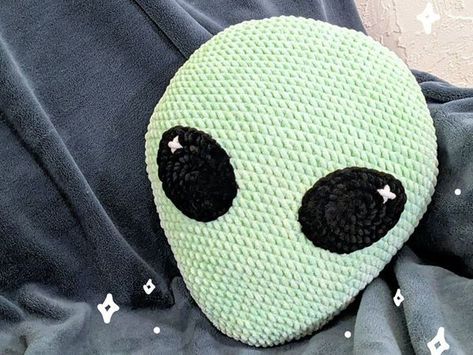 crochet Alien Cushion easy pattern Halloween Bag Crochet, Crochet Alien Pattern Free, Alien Crochet Pattern Free, Alien Crochet Pattern, Rat Crochet, Crochet Spooky, Crochet Alien, Geek Crochet, Alien Crochet