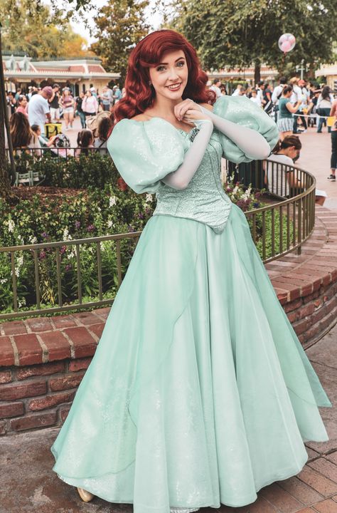 Princess Pose, Princess Poses, Disneyland Face Characters, Disney Dance, Alice Disney, Ariel Makeup, Disney Princess Makeup, Disney Characters Costumes, Ariel Cosplay