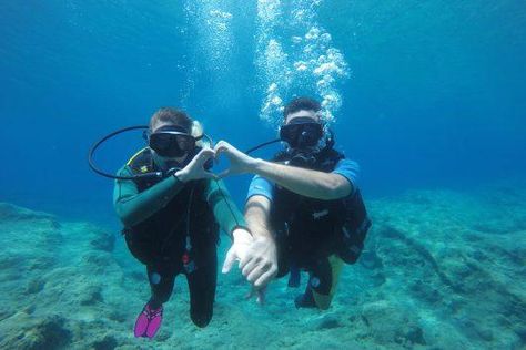 Couples Scuba Diving, Couple Skydiving, Scuba Diving Couple, Couple Diving, Snorkeling Pictures, Best Romantic Images, Beach Shooting, Underwater Wedding, Mille Bobby