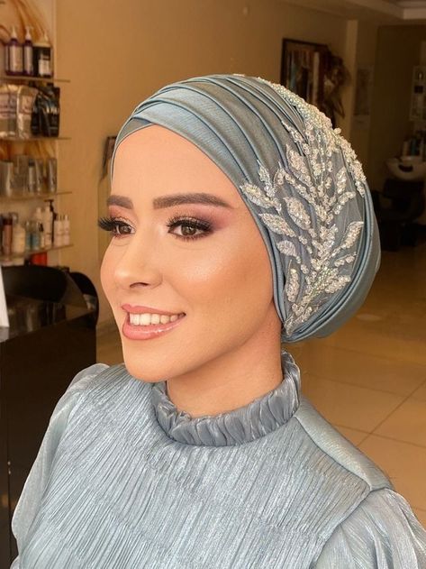 Hair Turban Tutorial, Hijab Headpiece, Bridal Turban, Wedding Hijab Styles, Hijab Turban Style, Bride Head, Head Turban, Blue Ombre Hair, Estilo Hijab