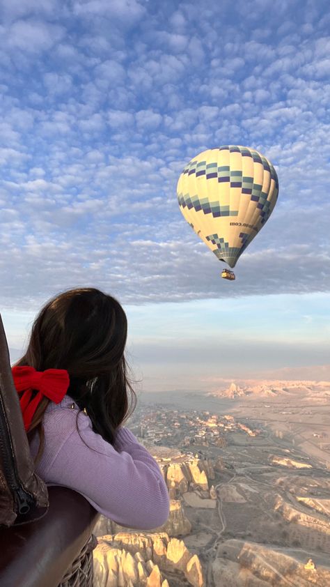 #capadocia #bucketlist #idea #photo #globocspadocia Capadocia Photo Ideas, Bucketlist Aesthetics, Capadocia Aesthetic, Cappadocia Turkey Photography, Capadocia Turkey, Turkey Balloons, Turkey Pics, Turkey Aesthetic, Travel Poses