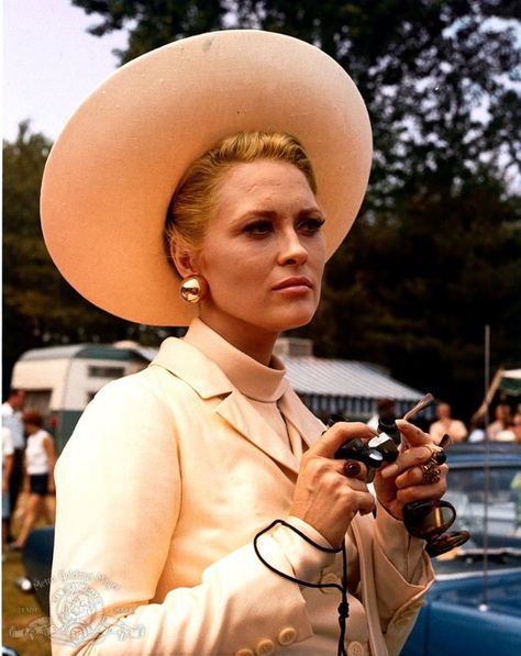 Ever since I saw Faye in 'The Thomas Crown Affair' her nails have been in the forefront of my mind for 60's glamour. The Thomas Crown Affair, The Towering Inferno, Norman Jewison, Crown Affair, Thomas Crown Affair, Faye Dunaway, Mommy Dearest, I Love Cinema, Don Juan