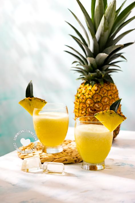 Although its name (in Spanish) suggests that Pera-Piña (Pineapple and Rice Drink) is made from pears, in reality, it has been given this name because its taste and texture resembles that of pear juice. Dominican Breakfast, Pineapple Shots, Dole Pineapple Juice, Pineapple Benefits, Dole Pineapple, Pineapple Drinks, Dominican Food, Pear Juice, Breakfast Drink