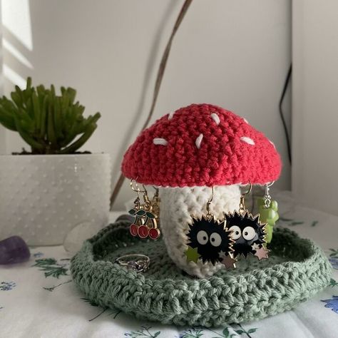 Beau Crochet, Jewellery Holder, Confection Au Crochet, Crochet Mushroom, Crochet Pumpkin, Fun Crochet Projects, Crochet Diy, Diy Crochet Projects, Crochet Patterns For Beginners