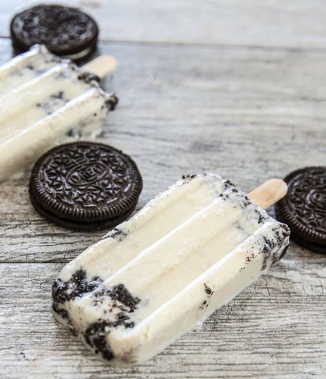 These cookies and cream ice pops have a creamy milk base mixed with crushed Oreos. I adore cookies and cream flavored sweets if you haven’t yet figured it out. I buy the Costco-sized boxes of Oreos because I go through so many making these recipes. Speaking of Oreos, I really am curious about the new … Vegan Popsicles, Condensed Milk Cookies, Easy Treats To Make, 3 Ingredient Cookies, San Diego Food, Fruit Popsicles, Bar Station, Ice Cream Pops, Homemade Popsicles