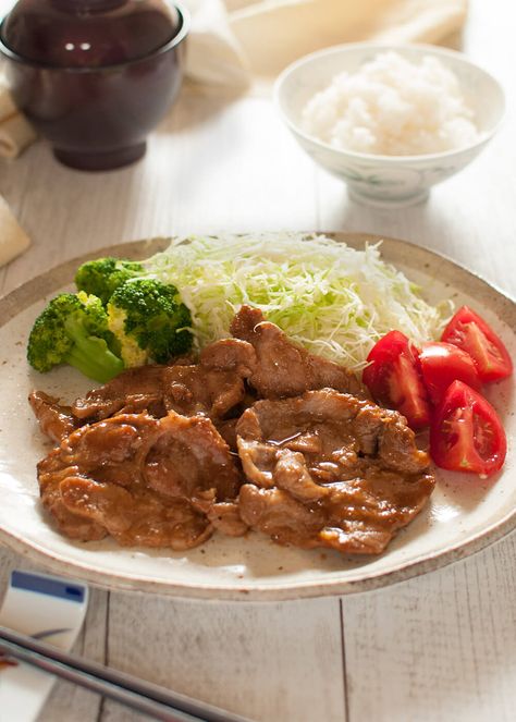 Pork Shogayaki (Ginger Pork) is a thinly sliced sautéed pork with tasty sauce with ginger flavour. It's a very popular lunch menu in Japan. Pork Broccoli, Ginger Pork, Asian Pork, Japanese Lunch, Ginger Sauce, Most Popular Recipes, Lunch Menu, Easy Dishes, Meat Dishes