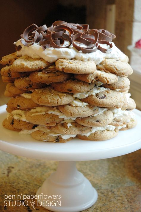 It's a cookie cake! Or should I say its a cake made out of cookies....Literally! Chocolate Cake Icing, Chocolate Chip Cookie Cake, Cookie Brownie Bars, Choc Chip Cookies, Special Desserts, Traditional Cakes, Icebox Cake, Cake Chocolate, Yummy Sweets