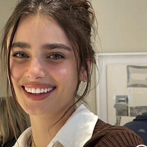 Taylor Hill Hair, Taylor Hill Style, Expensive Presents, Teeth Aesthetic, Perfect Teeth, Face Aesthetic, Haircuts Straight Hair, Taylor Hill, White Teeth