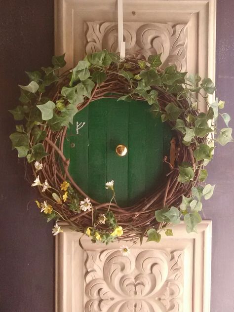 The Hobbit Inspired Bedroom, Lord Of The Rings Dining Room, Lotr Aesthetic Home, Lord Of The Ring Party Decorations, Hobbit Signs Front Doors, Lotr Inspired Decor, Shire Themed Room, Lotr Table Decorations, Subtle Lotr Decor