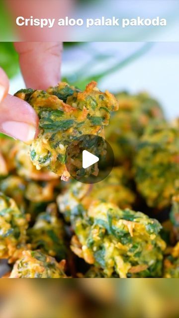 Palak Recipes Indian Snacks, Palak Recipes Indian, Spinach Fritters, Palak Recipe, Desi Snacks, Aloo Palak, Potato Fritters, Pakora Recipes, Fritter Recipes