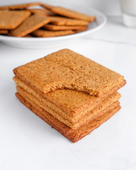 High-Protein & Low-Carb Graham Crackers Low Calorie Graham Crackers, Healthy Graham Cracker Recipes, Protein Crackers Recipe, Protein Crackers, Healthy Graham Crackers, Healthy Cookie Recipe, Low Calorie Protein, Protein Baking, Protein Packed Snacks