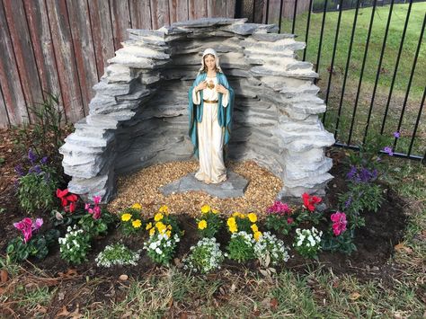 Mama Mary shrine Backyard Grotto, Virgin Mary Statue Garden, Mary Grotto, Virgin Mary Shrine, Marian Garden, Grotto Design, Sacred Garden, Prayer Garden, Virgin Mary Statue