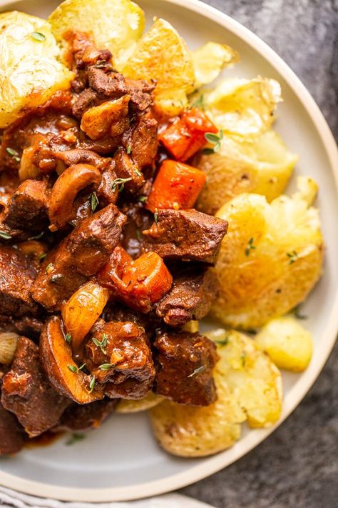 Venison Bourguignon - Miss Allie's Kitchen Deer Recipes, Meat Chili, Venison Steak, Produce Recipes, Deer Meat, Red Wine Sauce, Venison Recipes, Dinner Entrees, Wine Sauce