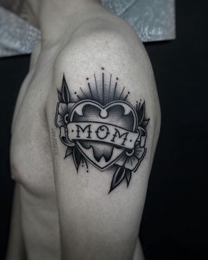 89 Tattoo, Mom Heart Tattoo, Mom Tattoo Designs, Circle Tattoos, Mom Tattoo, Tattoo Magazine, Instagram Mom, Tattoo Magazines, Tattoo Black